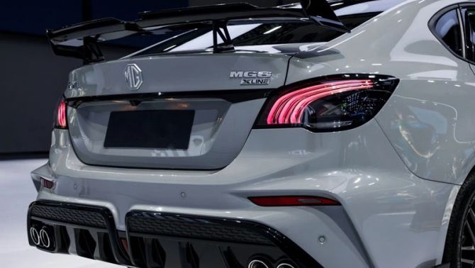 Cận cảnh mẫu sedan cỡ C giá 406 triệu đồng vừa ra mắt: Thiết kế thể thao, trang bị lấn lướt Mazda3