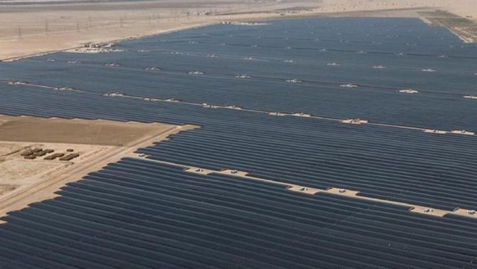Nhà máy điện mặt trời lớn nhất thế giới hoàn thành, rộng 20 km vuông, công suất hơn 2.1 GW