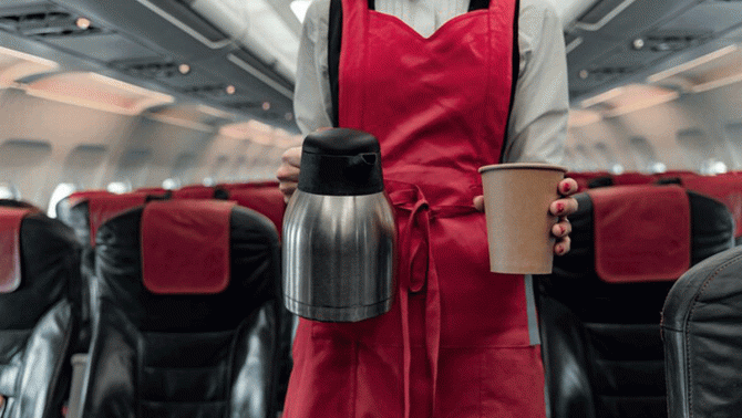 Tiếp viên hàng không tiết lộ lý do không nên uống cà phê trên máy bay khiến nhiều người ‘giật mình’