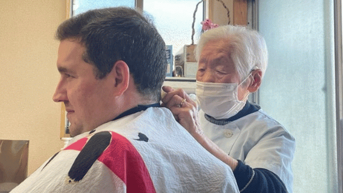 Thông tin về cụ bà 107 tuổi vẫn làm thợ cắt tóc chuyên nghiệp, từng nhận được chứng nhận quốc tế