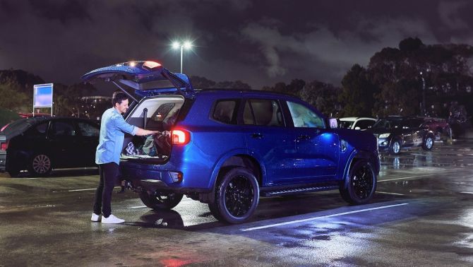 Tính năng Zone Lighting trên Ford Ranger và Ford Everest chiếu sáng cho khu làm việc và những chuyến cắm trại xa