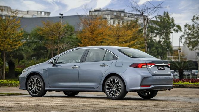 Toyota Corolla Altis 2024 chính thức ra mắt: 'Ăn' xăng siêu ít, giá cực rẻ, tự tin đối đầu Mazda 3 