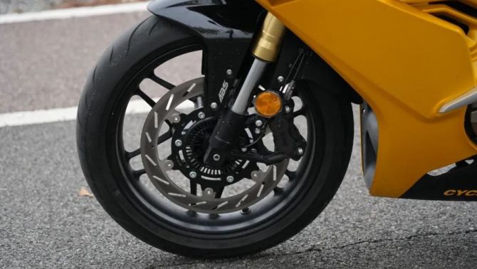 Tin xe 21/12: ‘Vua côn tay’ 550cc có ABS 2 kênh xịn hơn Winner X và Exciter ra mắt giá 87 triệu đồng