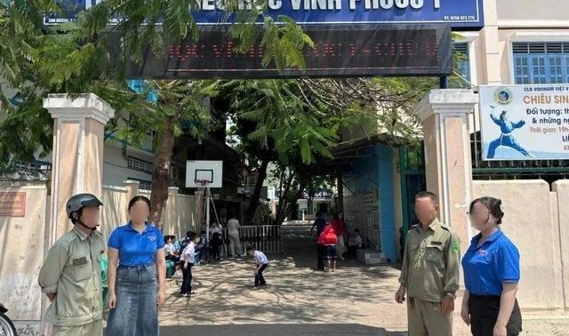 Xôn xao vụ việc cô giáo bị 2 cha con túm cổ, xé áo làm nhục giữa sân trường