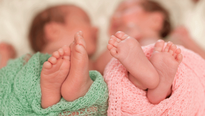 Hy hữu cặp song sinh ở Hà Nội ra đời cách nhau 5 tuần: Bé trai sinh ở tháng thứ 6, nặng 730g