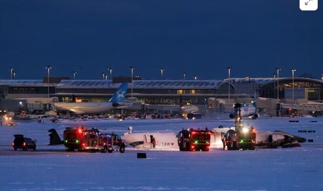 Máy bay chở 80 người lật ngược ngay khi hạ cánh ở sân bay khiến 18 người bị thương