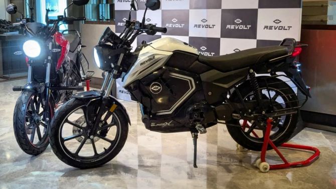 ‘Tân binh’ xe máy điện chất như mô tô phân khối lớn ra mắt: Giá rẻ 31 triệu đồng, trang bị như xe VinFast