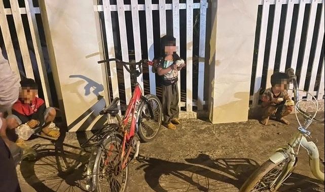 Cộng đồng mạng xót xa câu chuyện anh trai 10 tuổi dắt 2 em ruột đạp xe hơn 50 cây số chỉ vì 'nhớ cha'