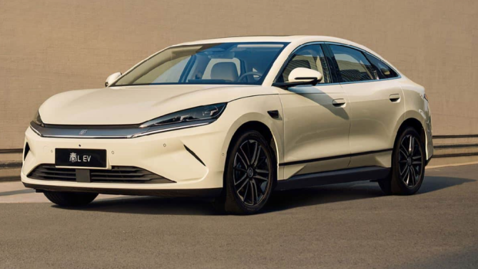 Ra mắt mẫu sedan giá hơn 400 triệu, full ADAS, chạy 545 km/lần sạc, thiết kế không kém cạnh Mazda 3