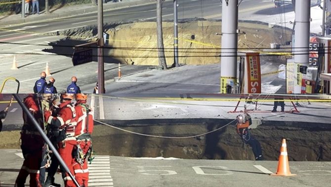 Hàn Quốc nỗ lực giải cứu người đi xe máy bị ‘hố tử thần’ rộng 20 mét nuốt chửng