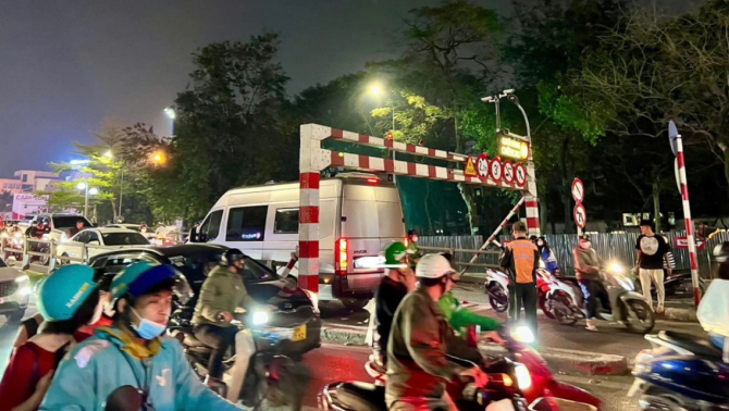 Ô tô ‘mắc’ trên cầu vượt, tài xế bị phạt nặng, trừ cả điểm GPLX