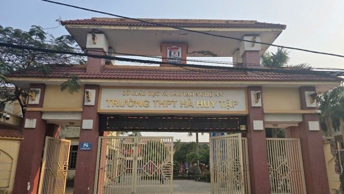 Danh tính nữ sinh lớp 11 bị đánh hội đồng dập mũi ở TP Vinh, hé lộ nguyên nhân vụ ẩu đả