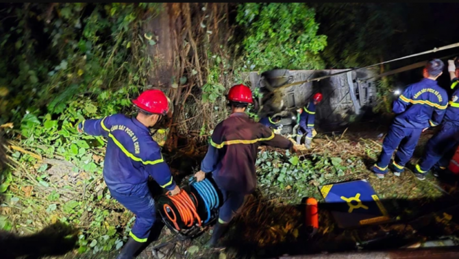 Tin mới nhất về thương vong và tình hình cứu hộ vụ xe khách 52 chỗ rơi xuống đèo Bảo Lộc