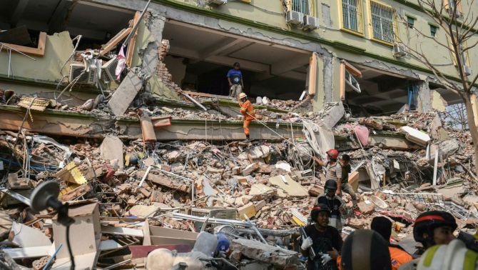 Thảm họa động đất ở Myanmar: Con số thương vong kinh hoàng, cơ hội sống sót ngày càng mong manh