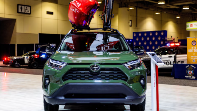 Nhu cầu xe hybrid tăng vọt, khách hàng chờ ‘dài cổ’, Toyota đối diện với bài toán cung ứng