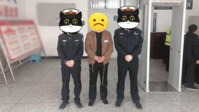 Phụ huynh đánh học sinh ngay tại cổng trường, bị cảnh sát điều tra