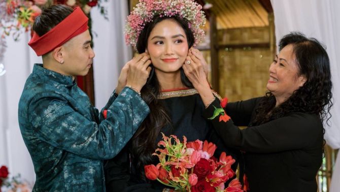 Hoa hậu H'Hen Niê tiếp tục xả loạt ảnh cưới, hé lộ nhiều chi tiết cực giản dị