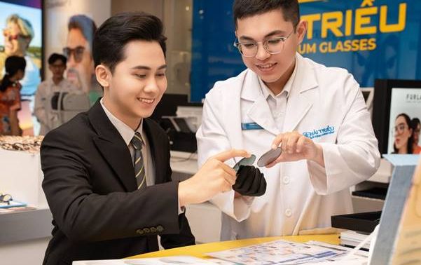 TOP 3 loại mắt kính cận đổi màu HOT trong năm nay