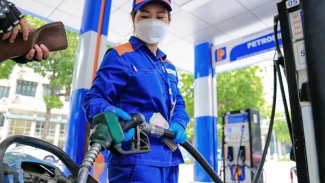 Giá xăng dầu hôm nay 5/4: Giảm kỷ lục, xuống mức thấp nhất trong 4 năm qua