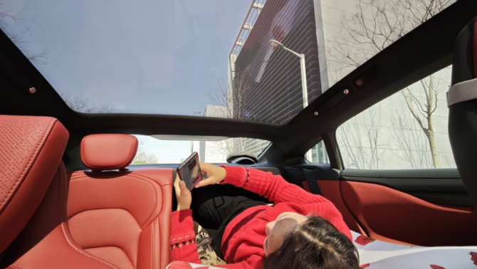 SUV mới với trần kính chống nắng tự thân, công nghệ đổi màu theo nhiệt độ, làm khó Honda CR-V