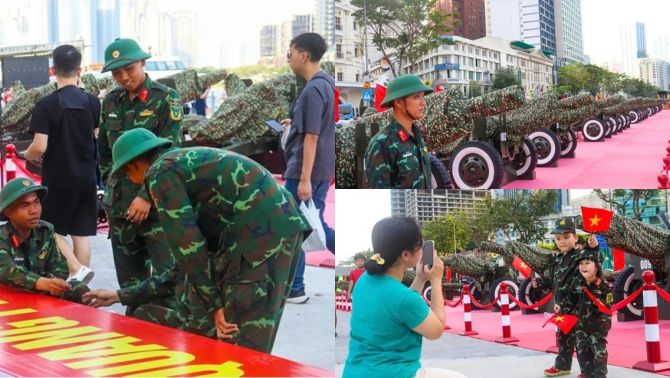 Người dân hào hứng chụp hình bên dàn pháo lễ được lắp đặt ở bến Bạch Đằng