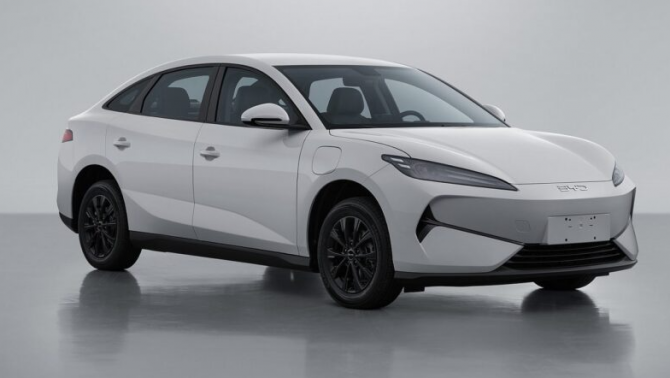 Ra mắt mẫu sedan cỡ B giá từ 455 triệu đồng, nhắm thẳng vào thị trường xe dịch vụ, đấu Toyota Vios