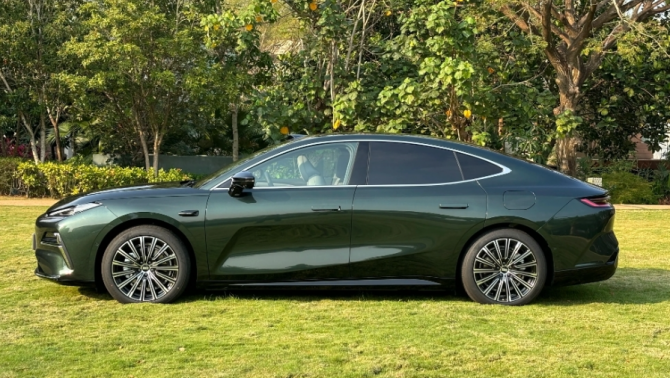 Ra mắt mẫu sedan giá rẻ hơn Vios, chưa tới 500 triệu, mạnh ngang BMW, khiến giới mê xe ‘đứng hình’