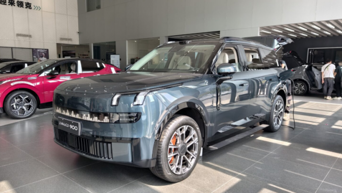 Mẫu SUV ‘full-size’ mới cập bến đại lý, ghế xoay 180 độ, có cả tủ lạnh, Ford Explorer ‘dè chừng’ 