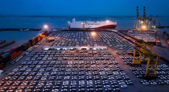 Hàng nghìn ô tô ‘đắp chiếu’ tại cảng Mỹ, các hãng xe ‘nín thở’ chờ động thái bất ngờ từ ông Trump