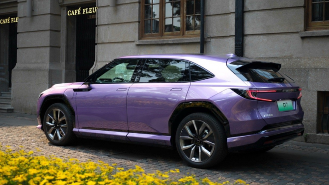 Mẫu SUV mới ra mắt khiến giá xe cùng nhà sản xuất bốc hơi hơn 200 triệu chỉ sau 1 cú ‘tung hàng’