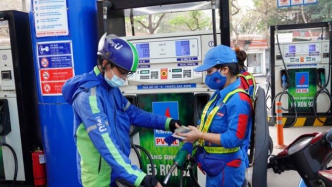 Giá xăng dầu hôm nay 17/4: Thế giới tăng 'ác', RON95 trong nước chiều nay chỉ hơn 18.000 đồng/ lít