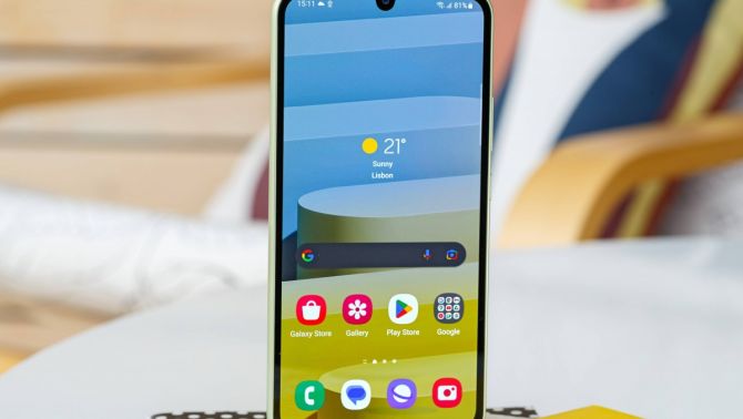 Huyền thoại màn lớn một thời bán xả kho rẻ như bèo tháng 4, màn 120Hz, sạc nhanh trên cơ iPhone 16