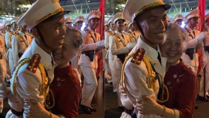 Xúc động hình ảnh: Chiến sĩ diễu binh mừng lễ 30/4 gặp lại 'người thương' sau nhiều tháng xa cách