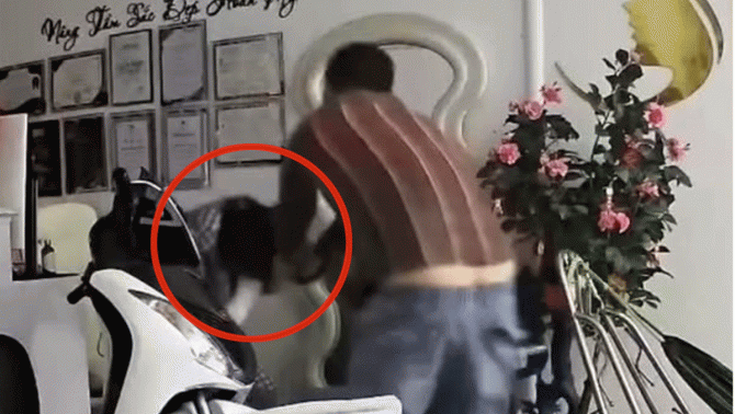 Netizen phẫn nộ khi biết nguyên nhân vụ việc chồng bạo hành vợ dã man khi đang ôm con ở Long An