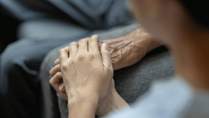 Phán quyết của tòa án về vụ người con trai bị sa thải vì xin nghỉ phép để chăm sóc cha bệnh nặng?