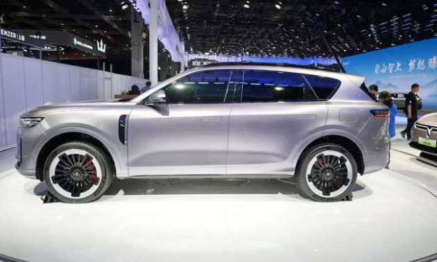 Vén màn SUV điện vừa ra mắt: Thiết kế bóng bẩy, nội thất sang như chuyên cơ, công nghệ tự hành