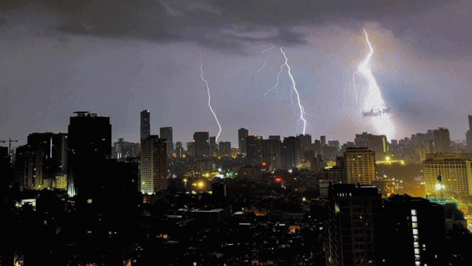 Dự báo thời tiết tối 25/4 và lý giải nguyên nhân miền Bắc có hơn 23.200 cú sét đánh rạng sáng nay