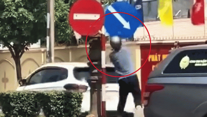 Công an thông tin nguyên nhân khiến người đàn ông 37 tuổi vác búa tạ đập phá biển báo giao thông