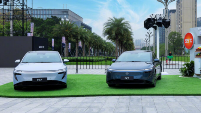 Sedan hạng D của Nissan ra mắt giá chỉ 412 triệu, trang bị ‘ăn đứt’ Camry và Accord bản cao nhất