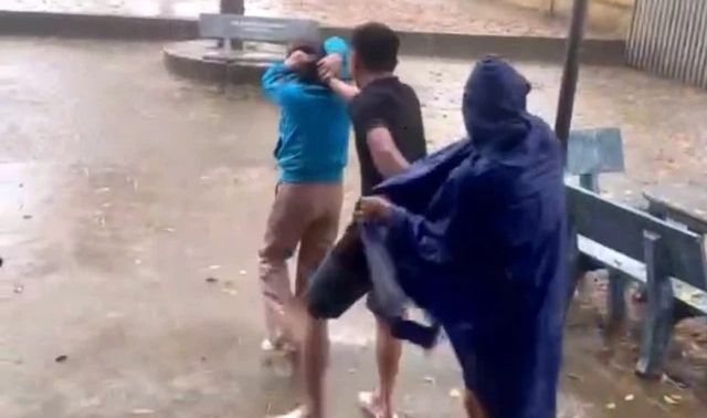 Phẫn nộ đoạn clip người đàn ông xông vào trường học hành hung giáo viên, nguồn cơn sự việc do đâu?