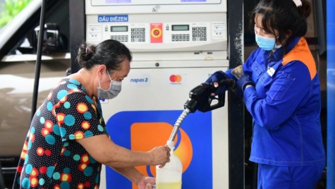 Giá xăng dầu hôm nay 30/4: Bất ngờ tụt giảm đáng kể, phiên điều chỉnh giá chiều mai có gì thay đổi?