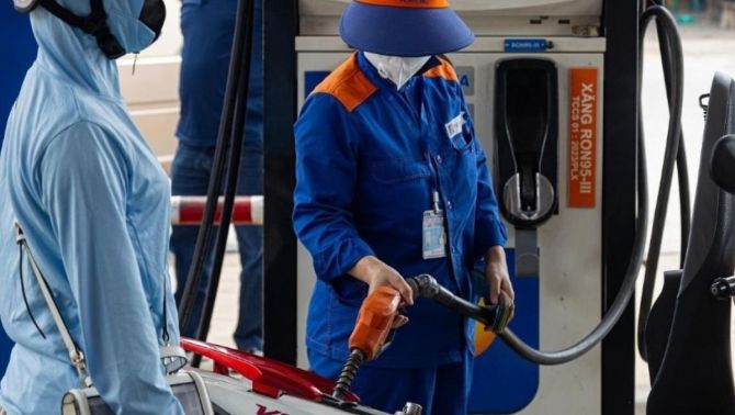 Giá xăng dầu hôm nay 5/5: Giá cả trong nước sẽ giảm 'kịch kim' chiều nay, RON95 sát 19.000 đồng/lít