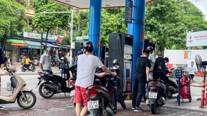 Giá xăng dầu hôm nay 6/5: 'Gắng gượng' tăng trong bối cảnh nguồn cung và cầu mất cân đối trầm trọng