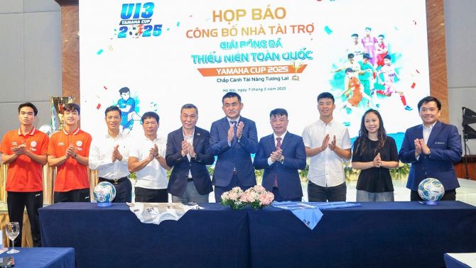 Công Phương sát cánh cùng thủ quân ĐT Việt Nam ở giải đấu đặc biệt