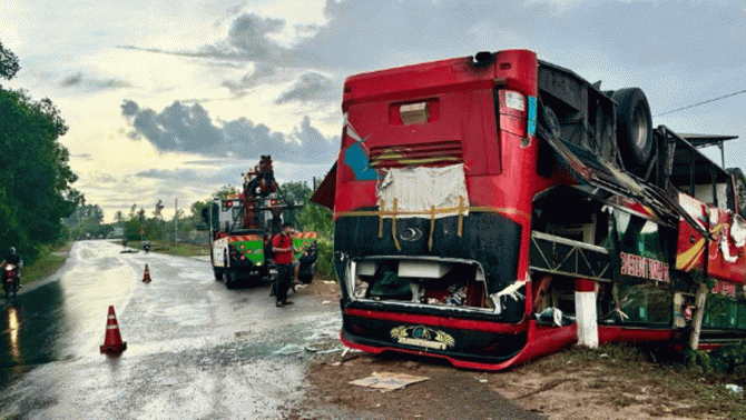 Hiện trường vụ xe chở 24 khách lật ngửa trên quốc lộ, CSGT Công an tỉnh Bình Thuận thông tin vụ việc