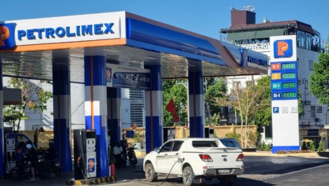 Giá xăng dầu hôm nay 15/5: Giá cả trong nước tăng 'thần tốc', RON95 'nhảy' sát 20.000 đồng/lít