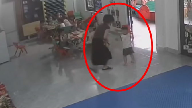 CĐM xôn xao clip cô giáo mầm non ‘tương tác’ trẻ, còn có hành động khiến phụ huynh học sinh ‘bất mãn’