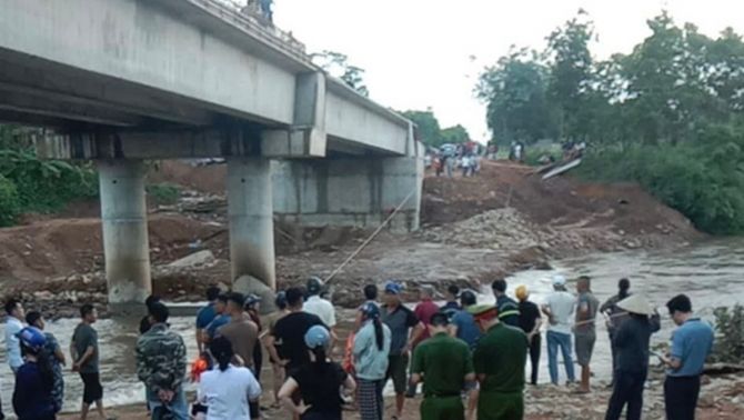 Xót xa 7 thanh niên đuối nước khi đi tắm suối, 3 người vẫn còn mất tích, hiện trường đẫm nước mắt