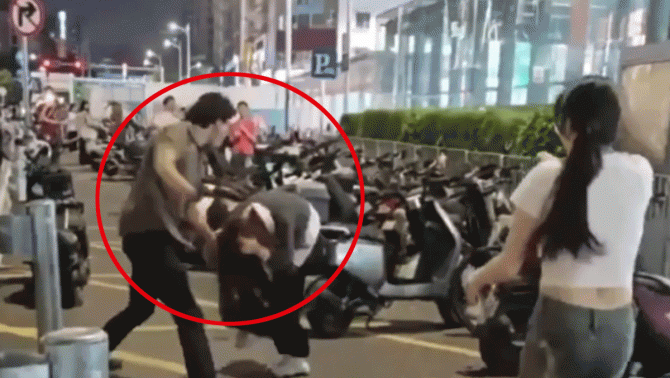 Tài xế xe ôm túm tóc và đấm vào mặt một cô gái giữa phố khiến dư luận phẫn nộ