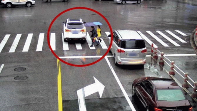 Thông tin nóng vụ xe tuần tra của cảnh sát đâm vào 3 người đi bộ